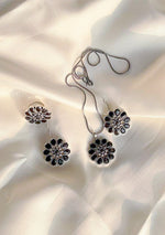 Noir Bloom Pendant Set
